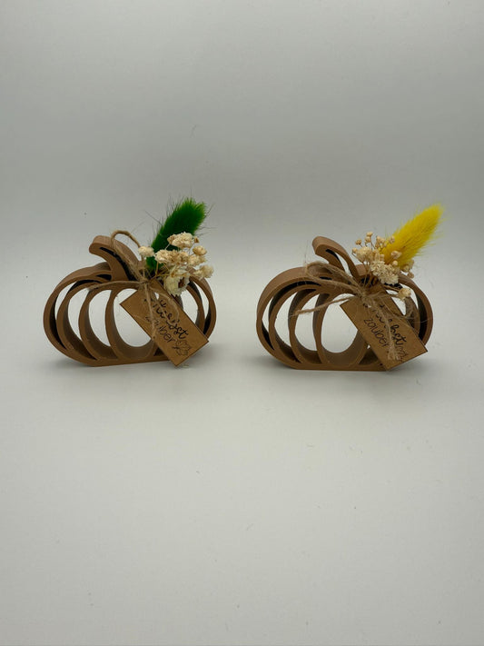 Kürbis mit Trockenblumen