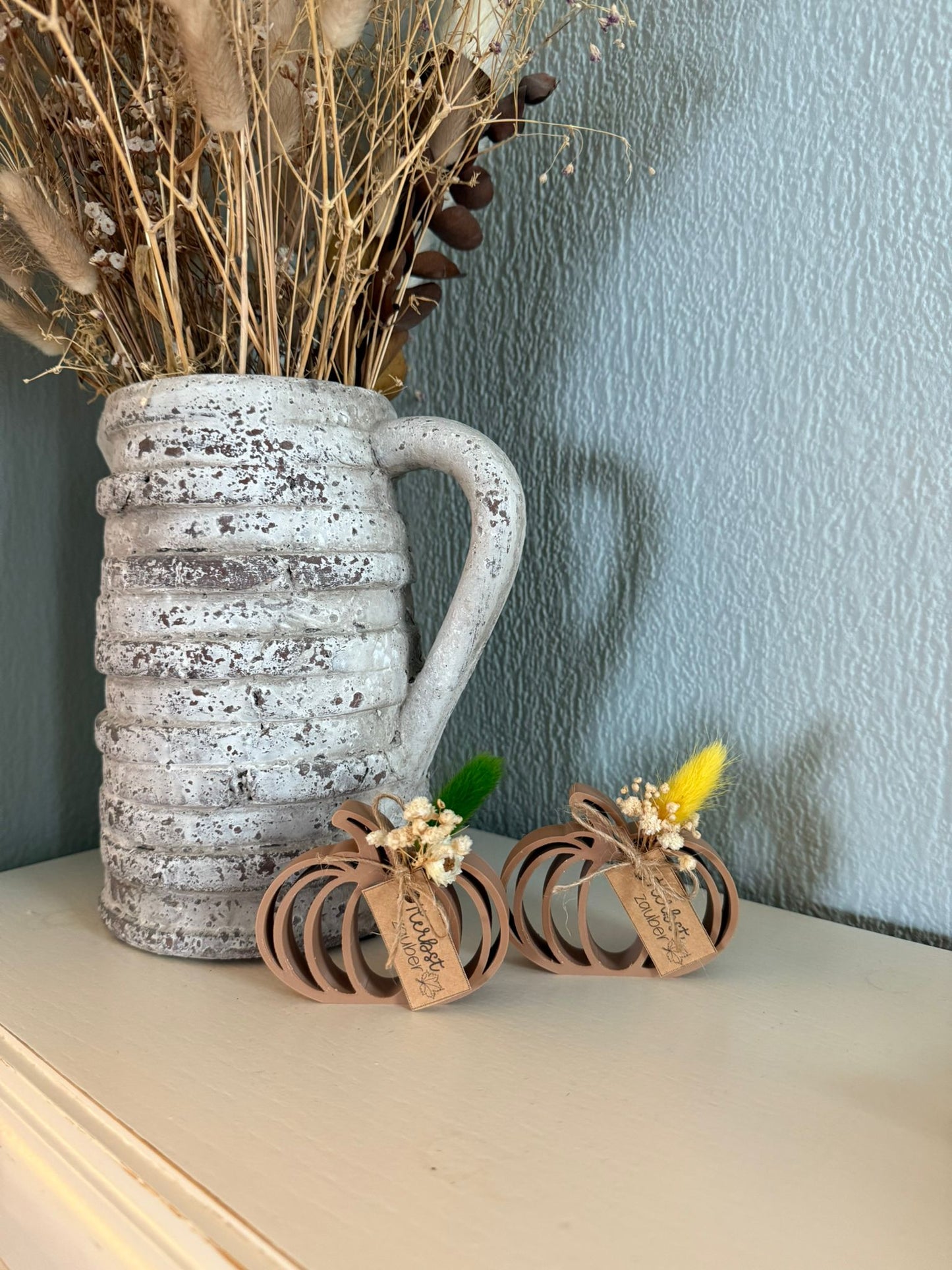 Kürbis mit Trockenblumen